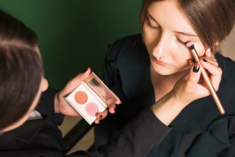 Comment choisir son école d’esthétique pour devenir make up artist ?