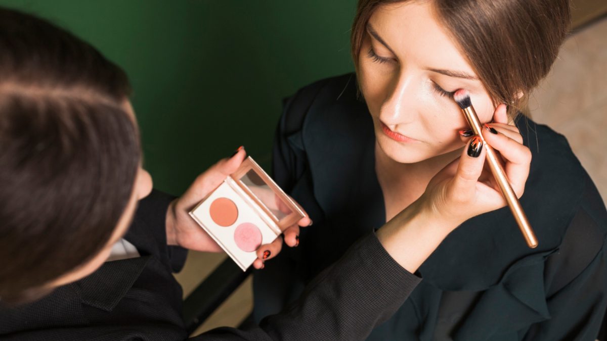 Comment choisir son école d’esthétique pour devenir make up artist ?