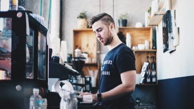 Comment devenir vendeur en magasin ?
