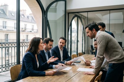 Groupe de professionnels parisiens en réunion d'affaires