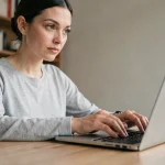 Femme tapant sur un clavier d'ordinateur portable pour écrire la lettre ñ en espagnol