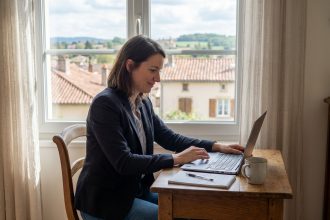 Femme en blazer dans un bureau lumineux et moderne