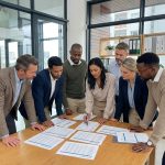 Groupe de professionnels autour de documents de paie en réunion