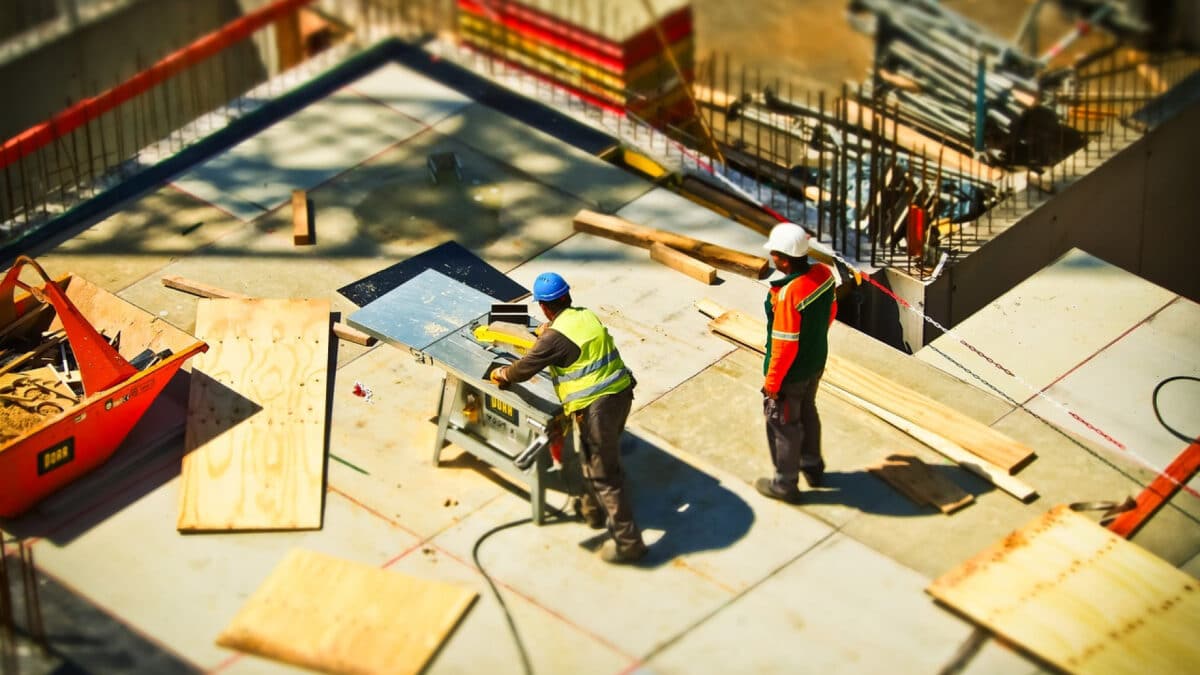 Une entreprise recrute des travailleurs détachés roumains dans le secteur du bâtiment pour les entreprises françaises